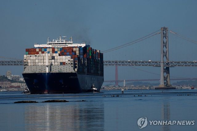 미국 오클랜드 항구의 화물선