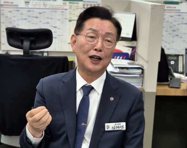 기자간담회 하는 김제선 대전 중구청장