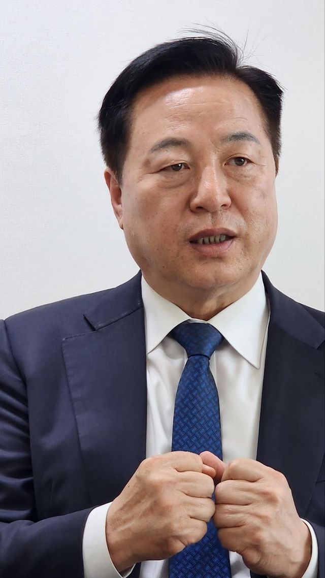 연합뉴스와 인터뷰하는 김두관 전 의원 (서울=연합뉴스) 한주홍 기자 = 더불어민주당 대통령 후보 경선에 나선 김두관 전 의원이 11일 서울 여의도 대선캠프 사무실에서 연합뉴스와 인터뷰하고 있다. 2025.4.11