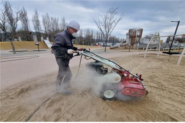 한강공원 모래놀이터 전문장비 소독 모습