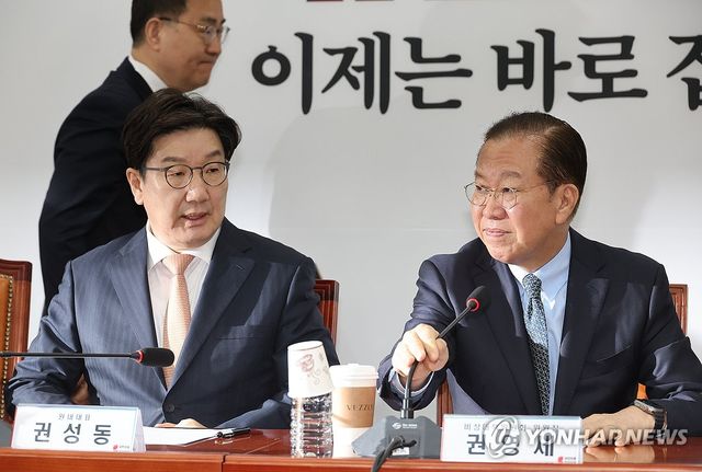 비상대책위원회의 참석한 권영세-권성동