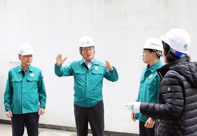 현장 살펴보는 정용래 유성구청장