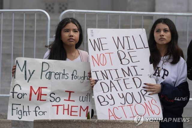 지난 2월 로스앤젤레스 시내에서 이민자 추방 정책 반대 시위에 참가한 고등학생들
