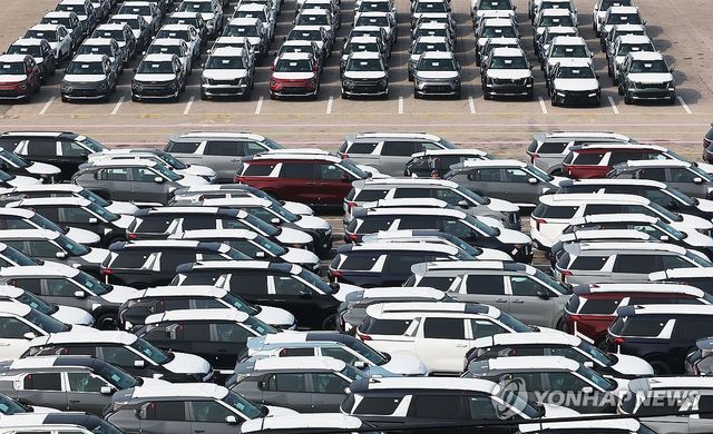 평택항에 세워져 있는 수출용 자동차