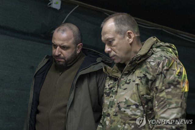 루스템 우메로우 우크라이나 국방장관(왼쪽)과 올렉산드르 시르스키 우크라이나군 총사령관(오른쪽)