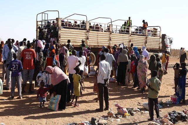 옷가지·가재도구 들고 남수단행 트럭 오른 수단 난민들
