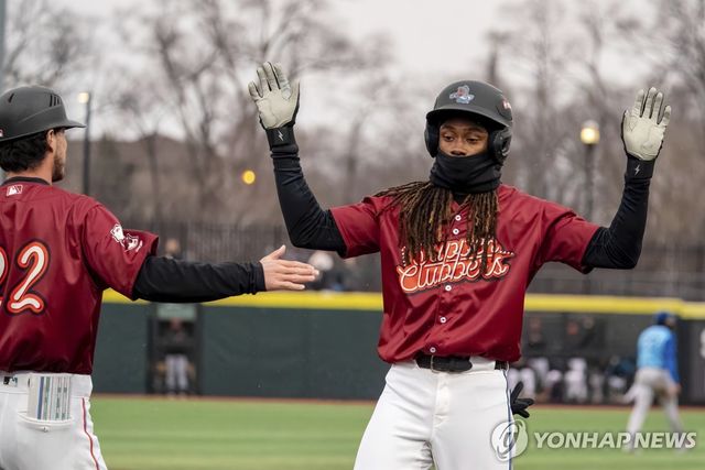 안타 없이 도루 6개를 한 경기에 성공한 보이드(오른쪽)