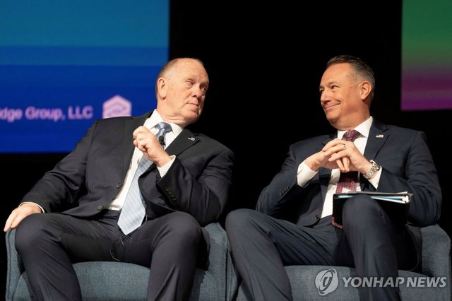 2025 국경안보 엑스포에 참석한 톰 호먼 백악관 국경 차르(왼쪽)와 토드 라이언스 ICE 국장대행(오른쪽)