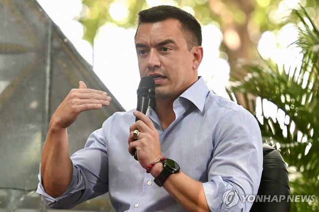 연설하는 다니엘 노보아 에콰도르 대통령