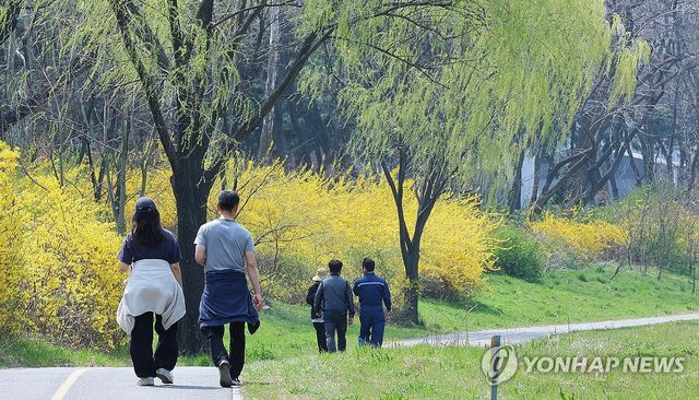 봄 산책 즐기는 시민들