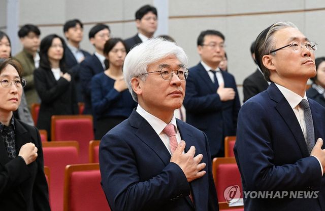 국기에 경례하는 마은혁 재판관