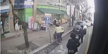 이씨가 A씨를 업고 뛰는 모습