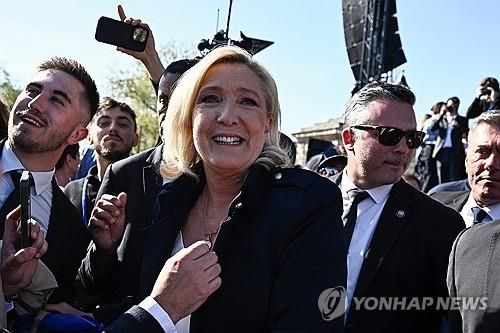 지난 6일 파리 시위현장서 지지자들 환호받고 기뻐하는 르펜