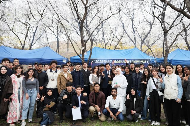 기념촬영하는 학생들