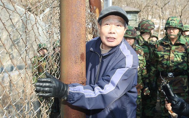 2011년 육군 25사단 장병에게 침투 과정 설명하는 김신조 목사