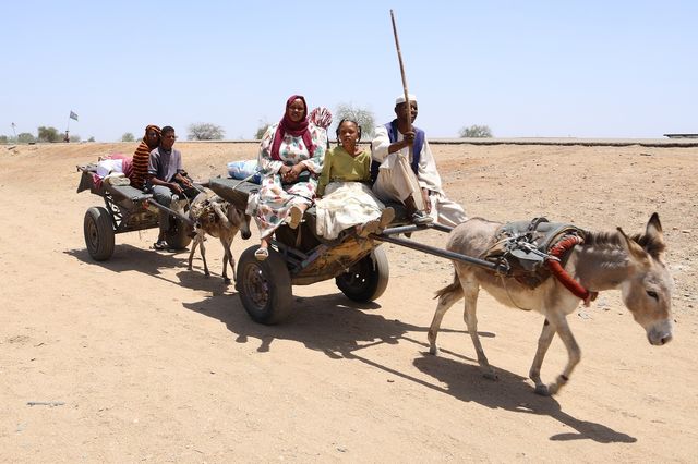 수단-남수단 경계 국경검문소 지나는 수단 난민들 