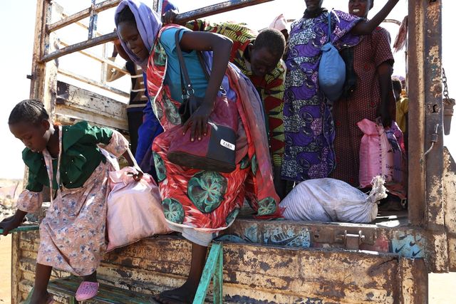 남수단 렌크 난민촌 도착해 수송용 트럭서 내리는 수단 난민들