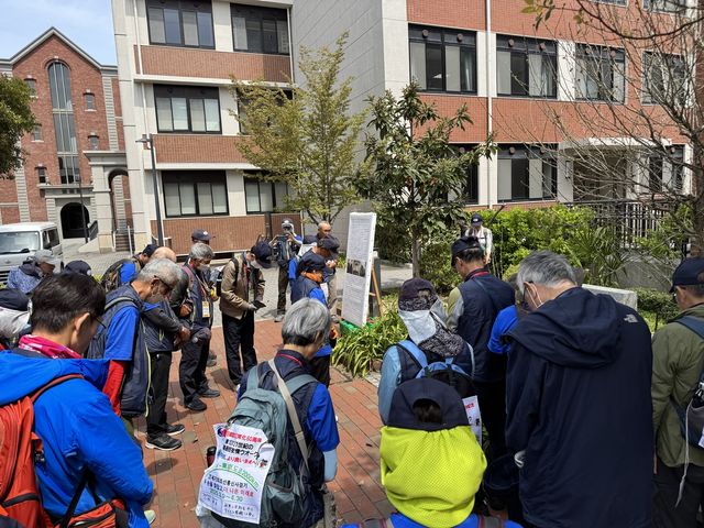 일본 도시샤대 윤동주 시비 앞에서 묵념하는 '조선통신사 한일 우정걷기' 참가자들
