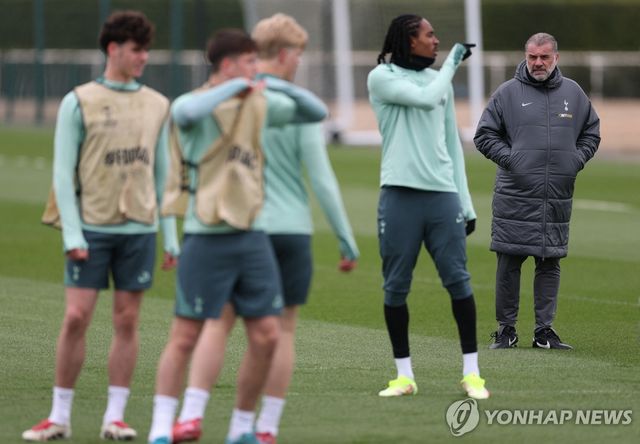 선수들의 훈련을 지켜보는 안지 포스테코글루 감독