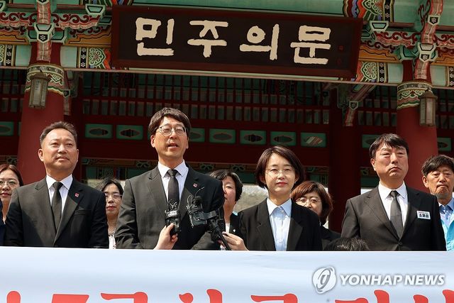 5·18민주묘지 찾은 진보당 강성희 전 의원