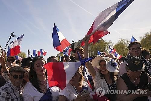 지난 6일 파리 도심에서 열린 마린 르펜 지지자들의 시위