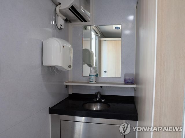 세계잼버리 야영지에 설치된 에어컨이 달린 간이화장실