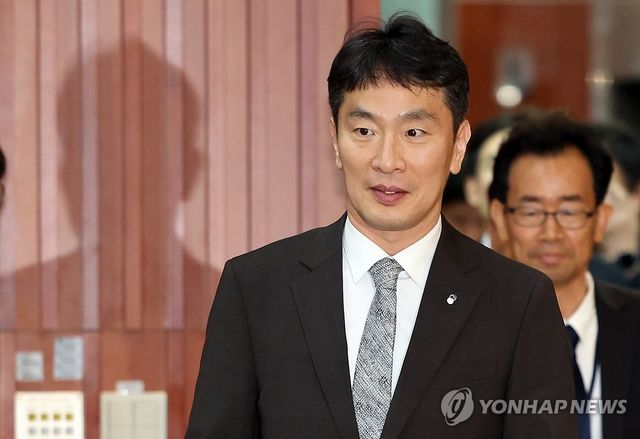 입장하는 이복현 금감원장