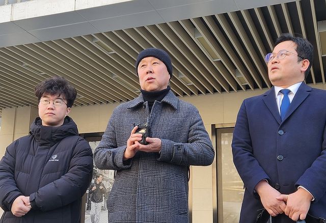 기자회견 하는 안지중 비상행동 공동운영위원장