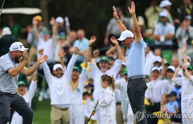 포피의 퍼트가 떨어지며 기뻐하는 매킬로이(오른쪽)와 셰인 라우리(왼쪽)