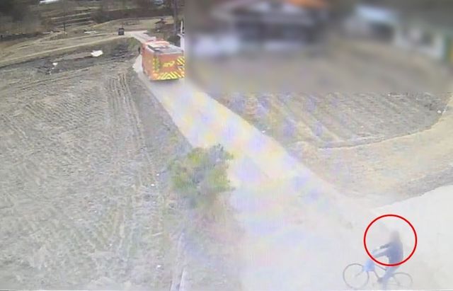 소방차가 지나가는 모습을 바라보는 방화범.