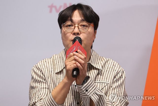 인사말하는 신원호 크리에이터