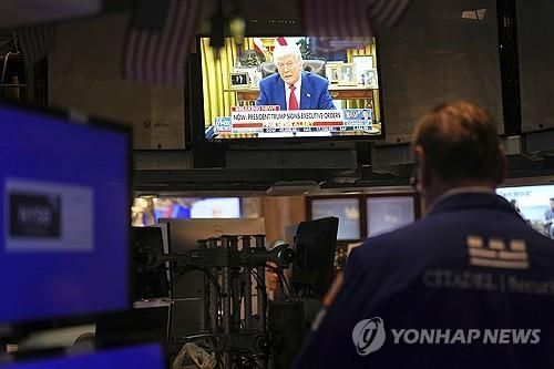 뉴욕증권거래소 TV 화면 속 트럼프