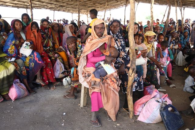 유엔 세계식량계획(WFP)서 식량 지원 받기 위해 대기하는 수단 난민들
