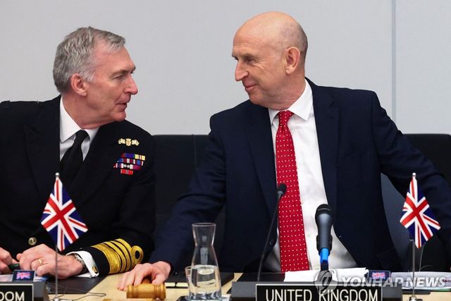 토니 라타킨 영국군 합참의장(왼쪽)과 존 힐리 국방장관(오른쪽)