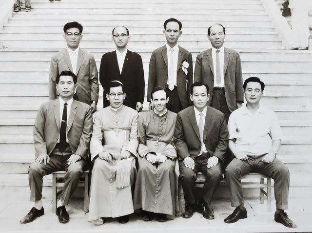 두봉 주교 서품 기념사진…김수환 추기경과 함께