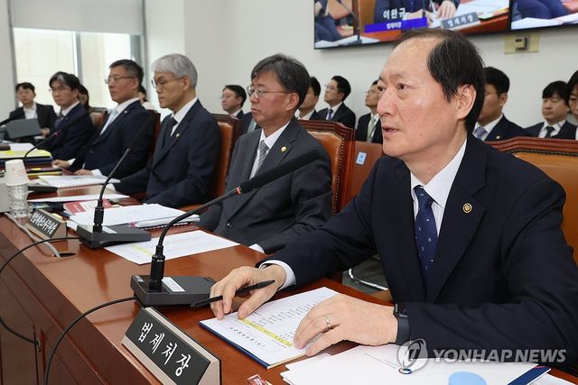 답변하는 이완규 법제처장