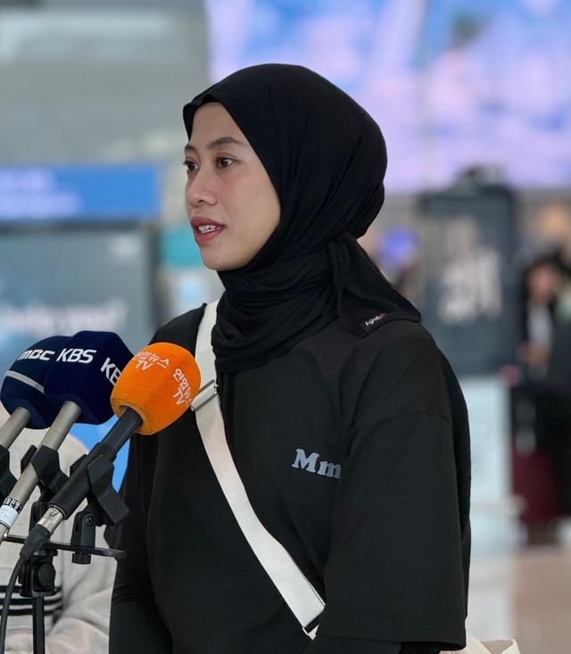 출국 전 인터뷰하는 메가