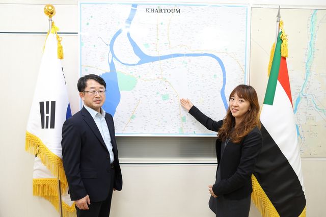 주수단 한국대사관 카이로 임시사무소의 남궁환 대사(왼쪽)와 권현진 참사관