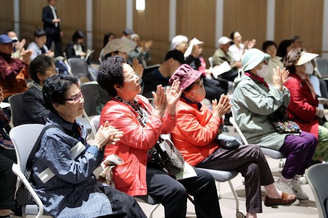 기뻐하는 시각장애인들