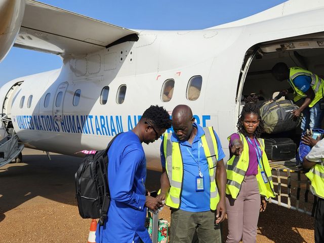 남수단 국경 지역 향하는 유엔 항공편 탑승 준비하는 유엔 산하기구 직원