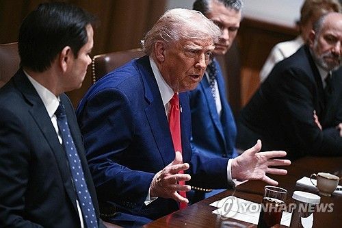 미국 각료회의서 발언하는 트럼프