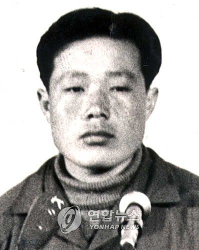 기자회견하는 김신조