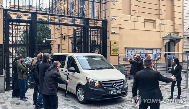 러시아총영사관 떠나는 미국 대표단 차량