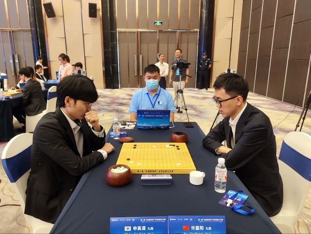 신진서(왼쪽) 9단이 북해신역배 64강에서 쉬자양 9단을 꺾었다.