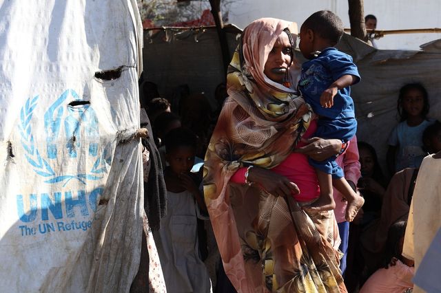 남수단 접경 지역 난민촌서 머무르는 수단 난민 가족