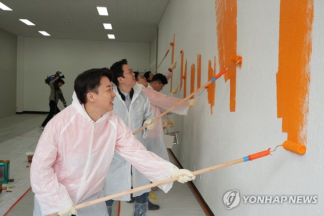 이준석 '강남 캠프, 오렌지로 컬러링'