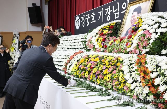 유승민 전 의원, 고 정궁호 기장 분향소 찾아 조문