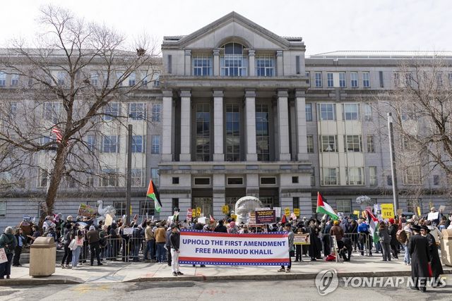 지난달 뉴저지 법원 앞에서 컬럼비아대 졸업생 추방에 반대하는 시위자들