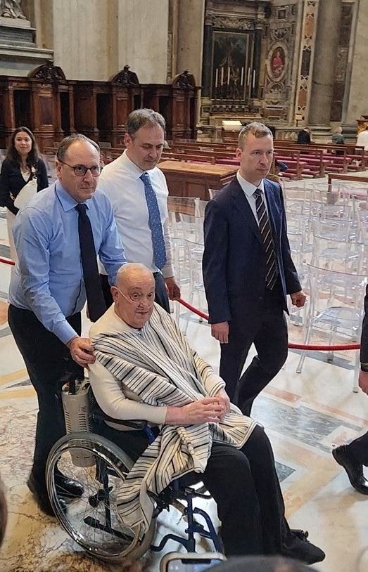 바티칸 성베드로 대성전에 깜짝 등장한 프란치스코 교황