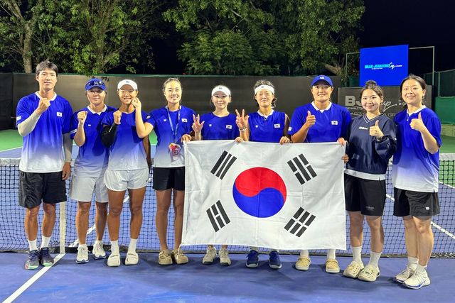 홍콩전 승리 후 기념촬영한 한국 여자 테니스 대표팀.